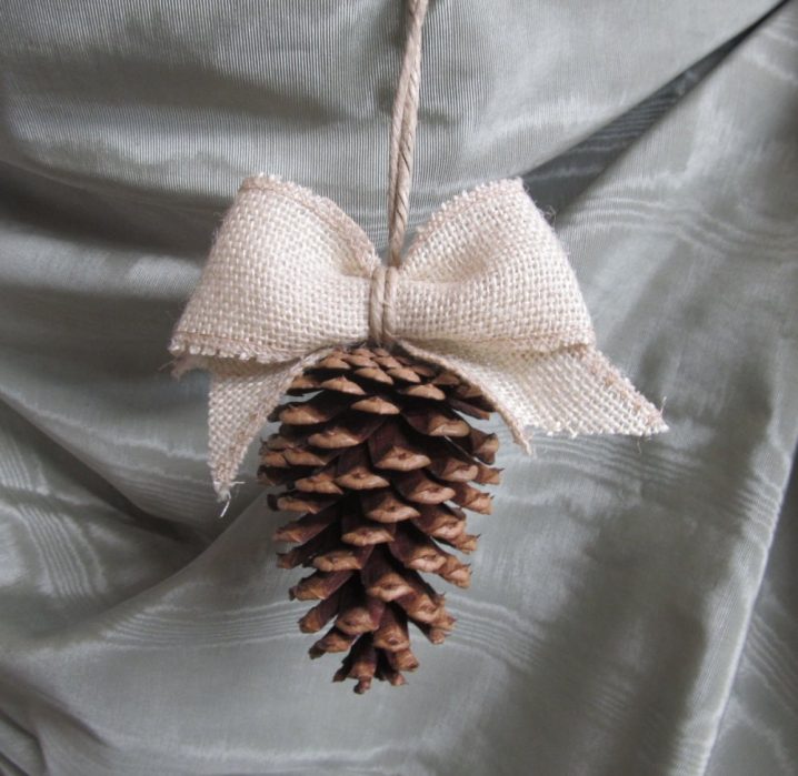 2014-diy-ornaments-ideas-pinecone-tassel-ornament-with-parchment-burlap-f58937-718x699