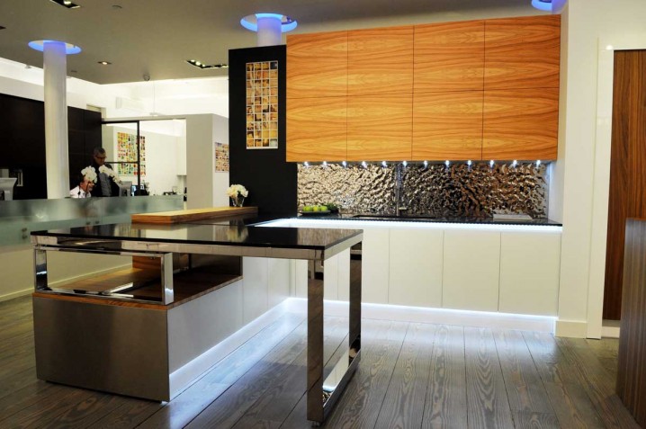 black-shiny-glass-kitchen-decoration-countertops-718x477